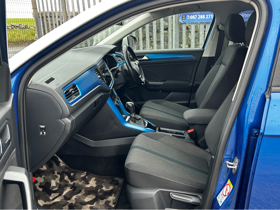 2020 Volkswagen T-Roc - image 3