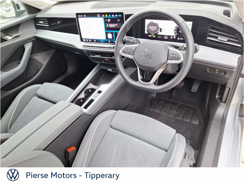 2025 Volkswagen Passat - image 2