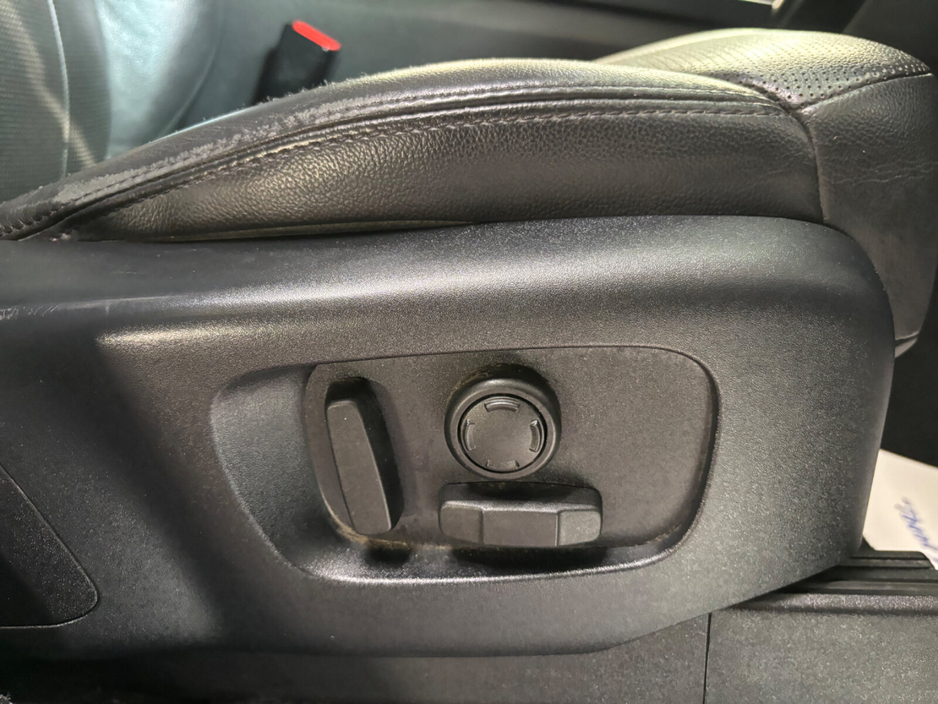 2019 Land Rover Discovery - image 11