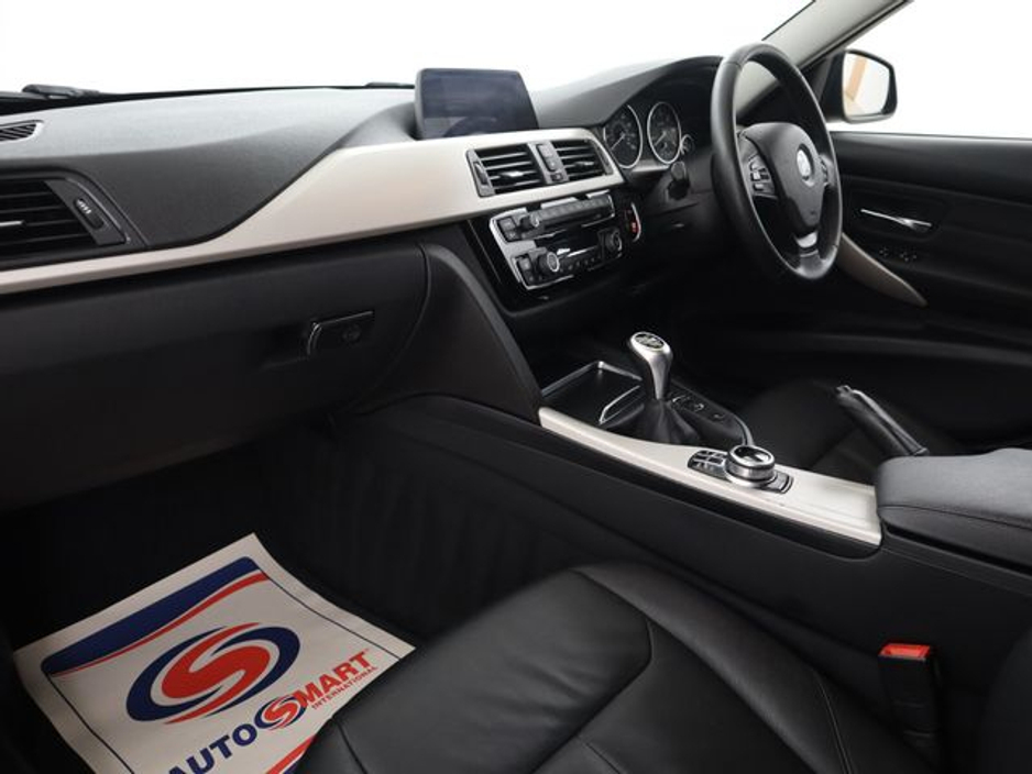 2017 BMW 3 Series - image 17