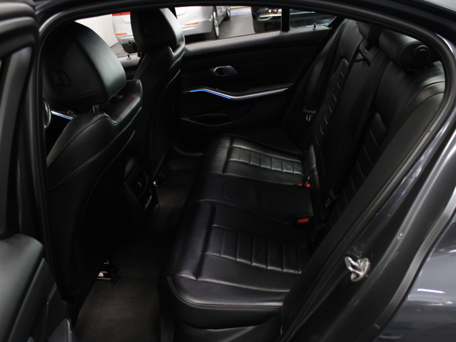 2022 BMW 3 Series - image 33