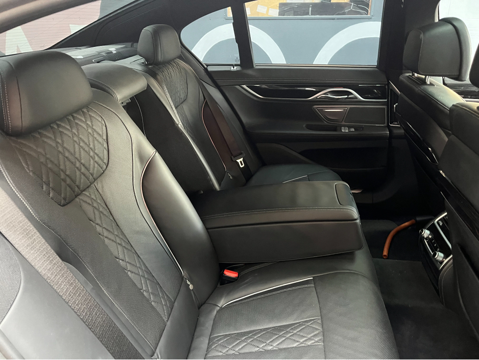 2017 BMW 7 Series - image 14