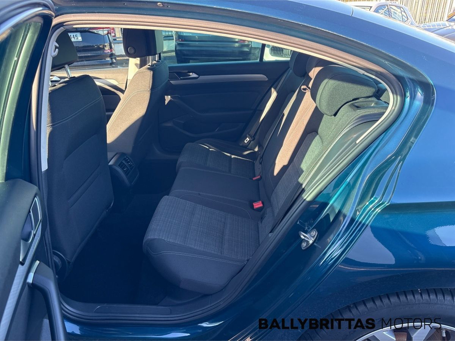 2021 Volkswagen Passat - image 7
