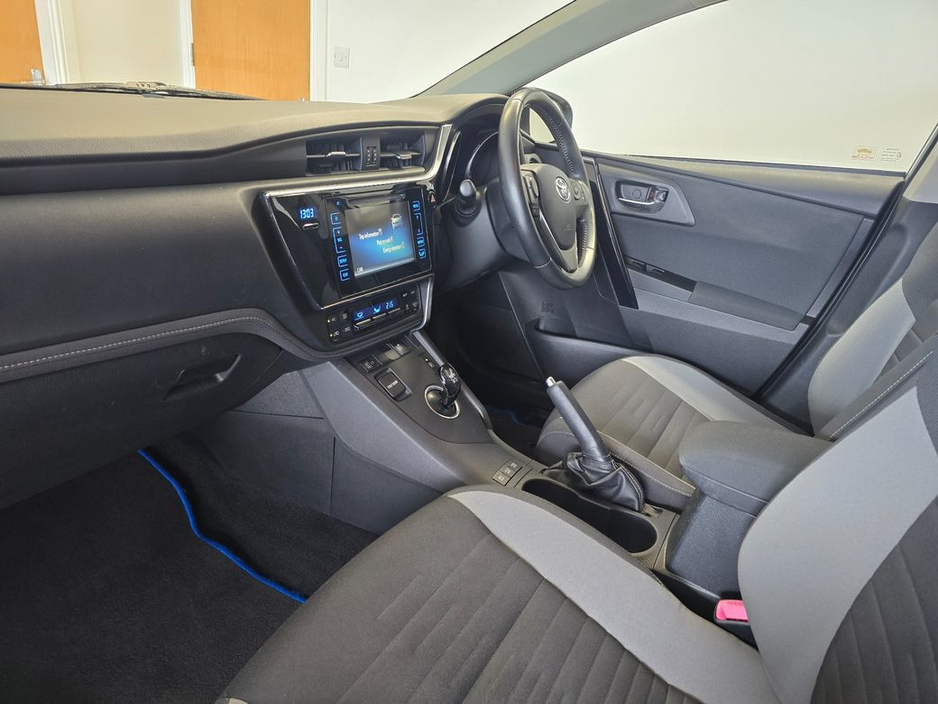 2016 Toyota Auris - image 8