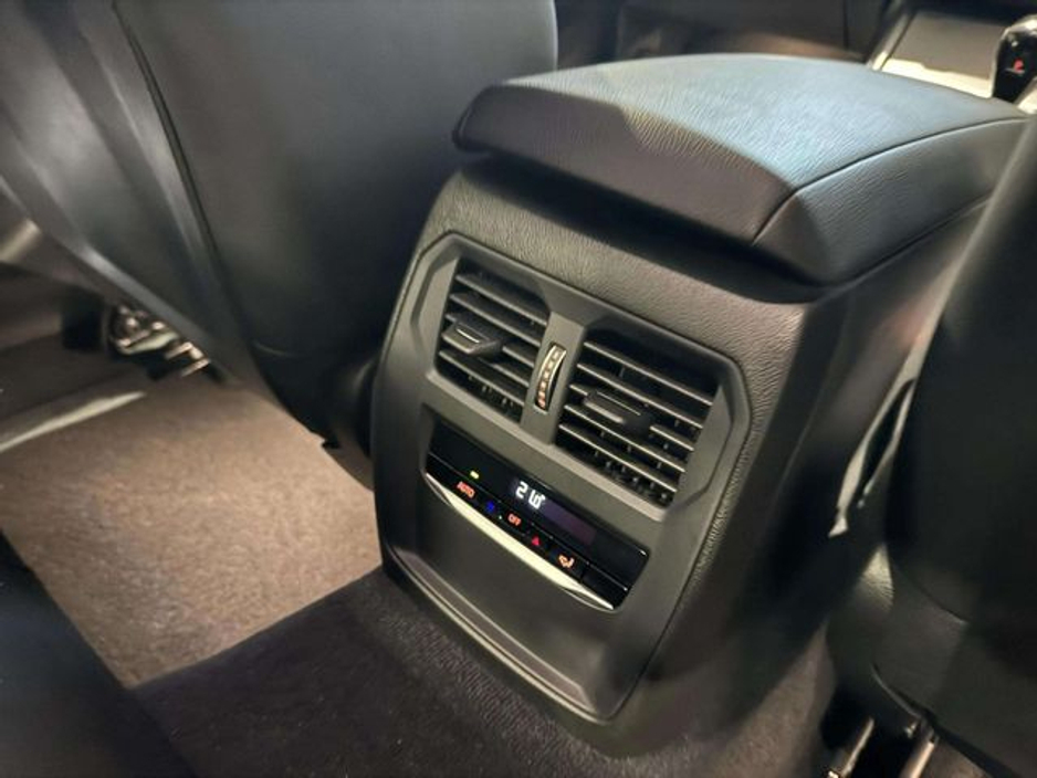 2023 BMW 3 Series - image 12