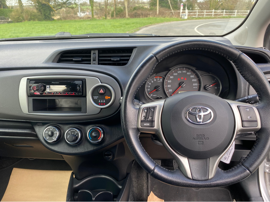2012 Toyota Yaris - image 8