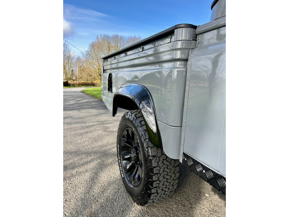 2017 Land Rover Defender - image 7