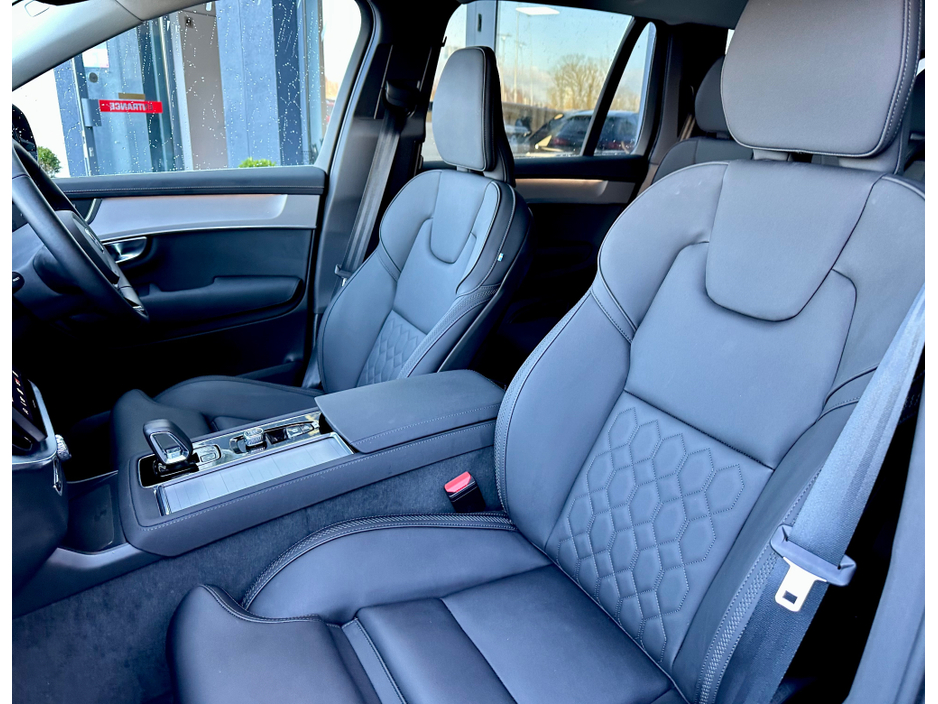 2025 Volvo XC90 CORE T8 PHEV AWD AUTO