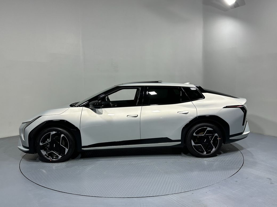 2025 Kia EV4 - image 4