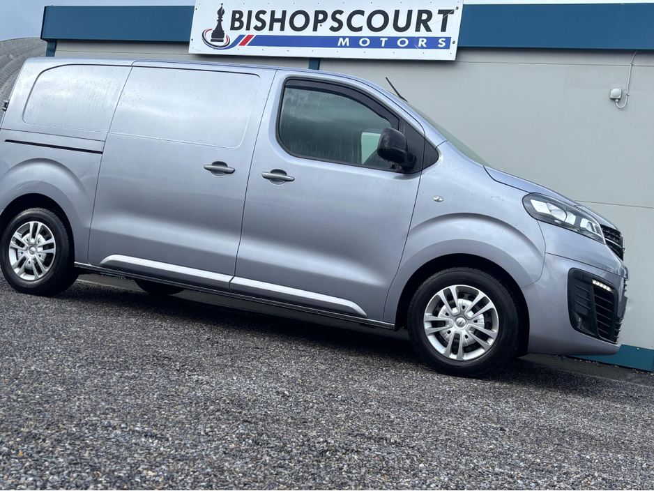 2022 Opel Vivaro - image 3