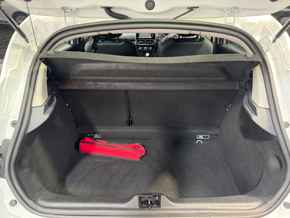 2017 Renault Clio - image 19