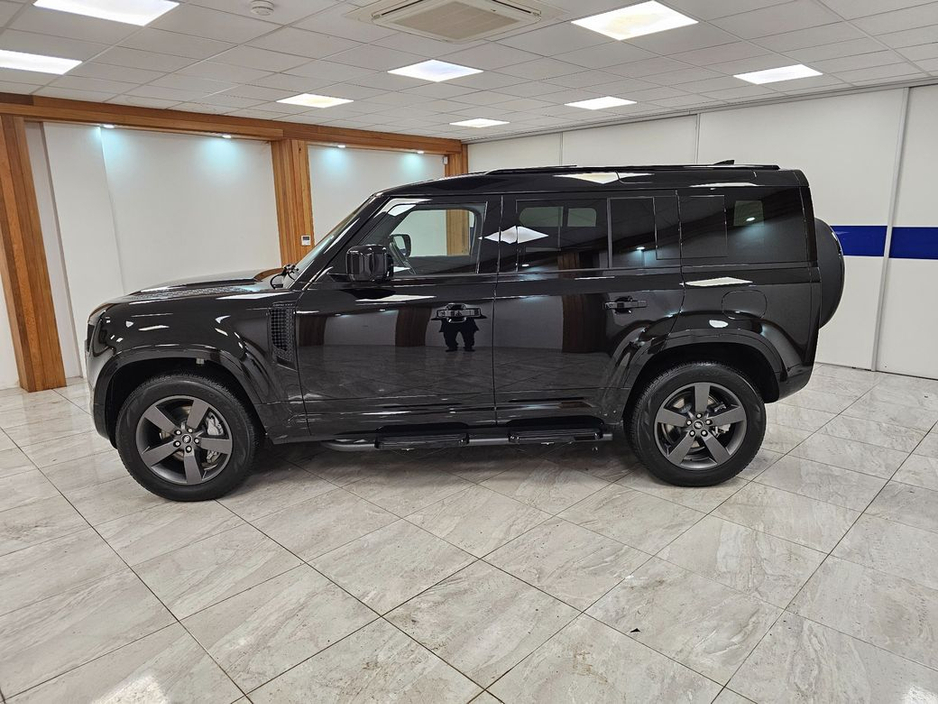 2025 Land Rover Defender - image 4