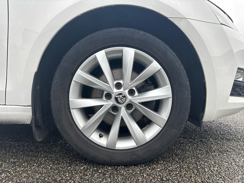 2020 Skoda Octavia - image 5