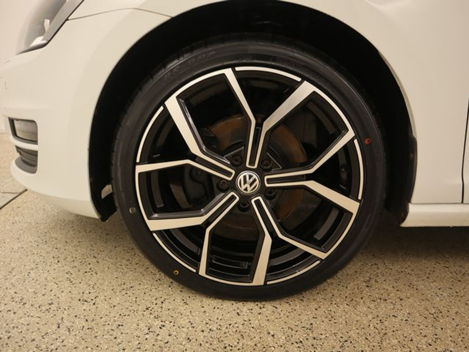 2016 Volkswagen Golf - image 19