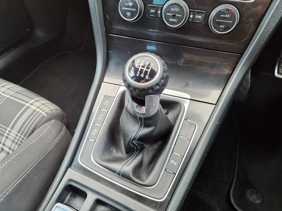 2015 Volkswagen Golf - image 23