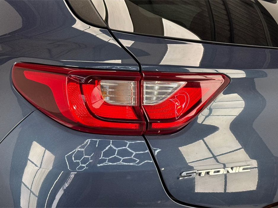 2021 Kia Stonic - image 10