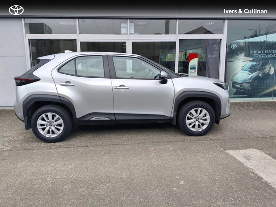 2023 Toyota Yaris Cross - image 2