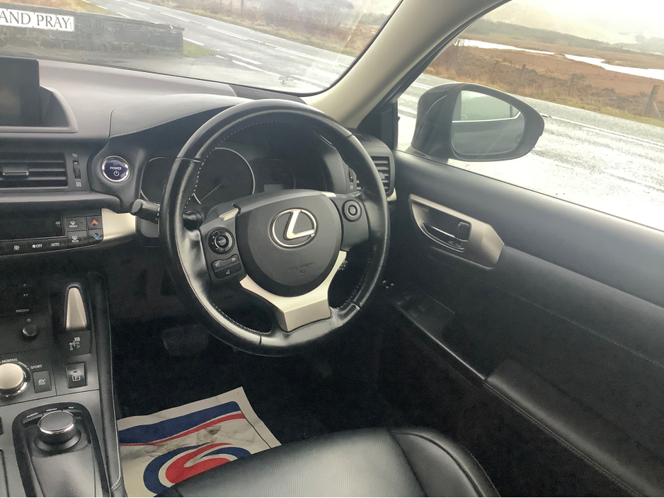 2017 Lexus CT 200 h - image 11