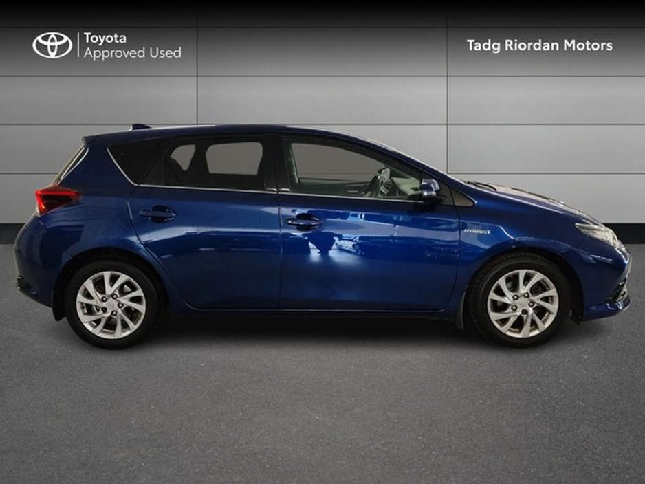 2016 Toyota Auris - image 3