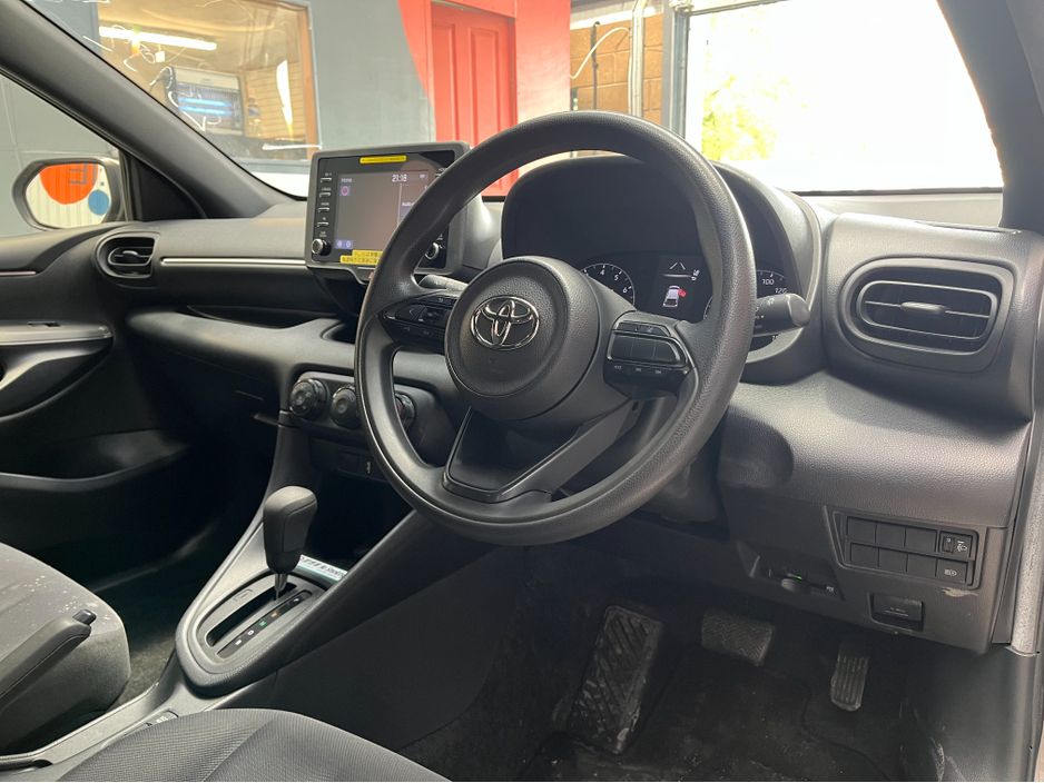 2020 Toyota Yaris - image 8