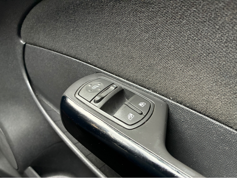 2012 Opel Corsa - image 19