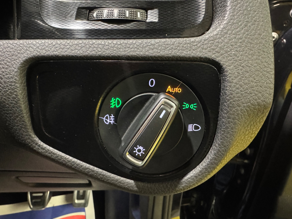 2016 Volkswagen Golf - image 18