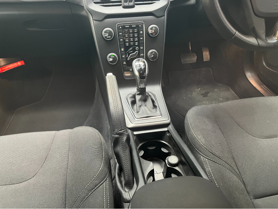 2016 Volvo V40 - image 16