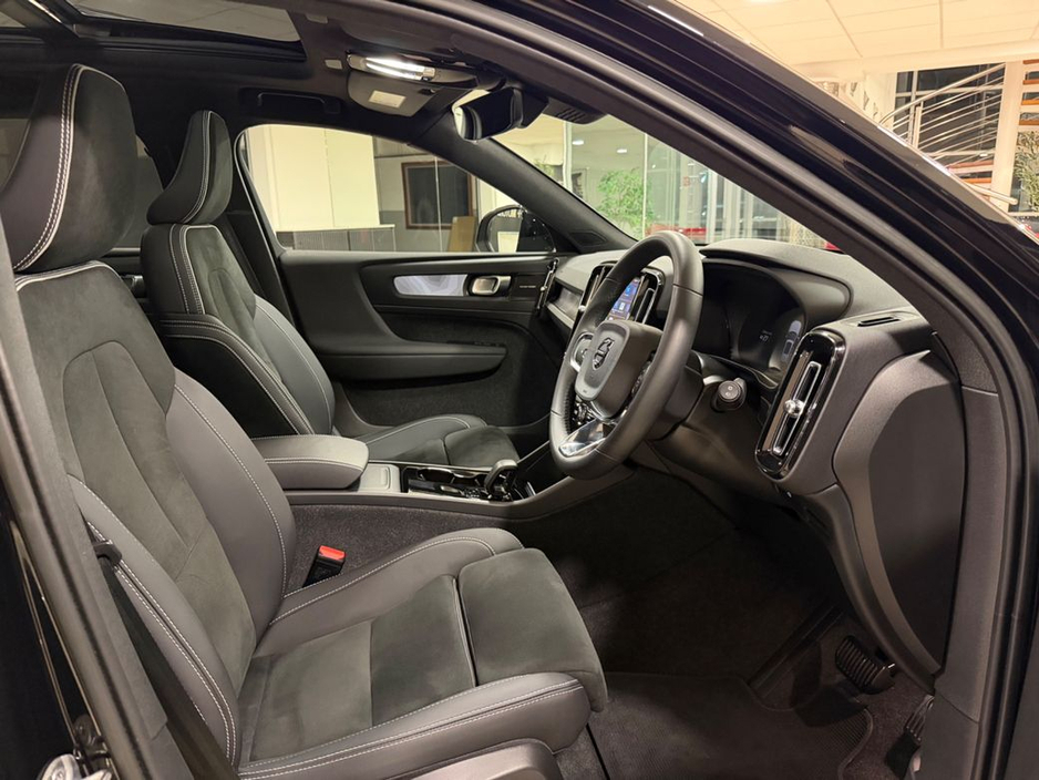 2023 Volvo XC40 - image 26