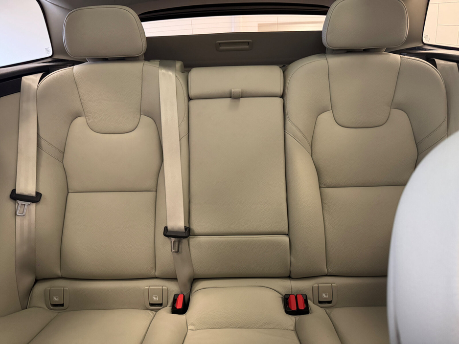 2022 Volvo XC60 - image 11