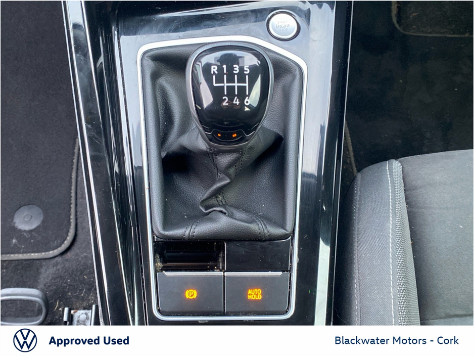 2022 Volkswagen Golf - image 22