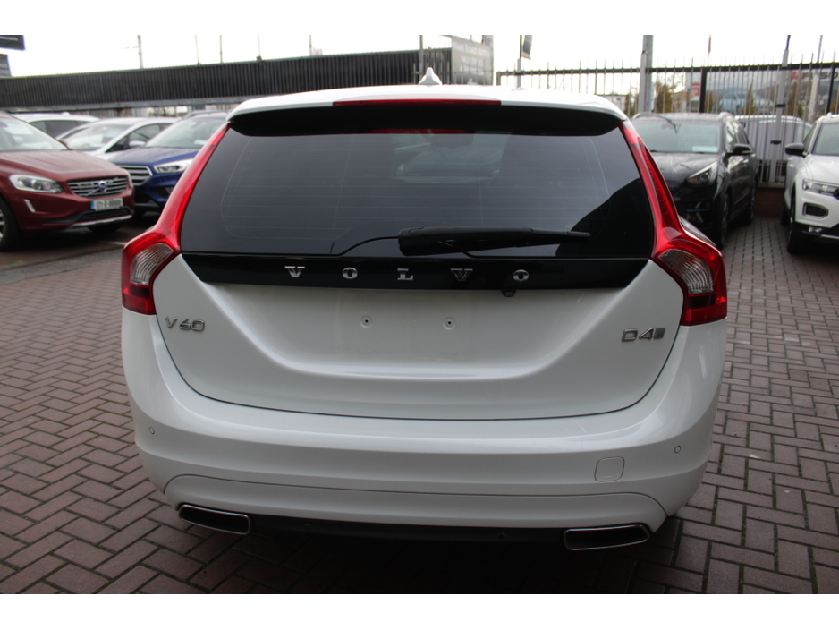 2017 Volvo V60 - image 5