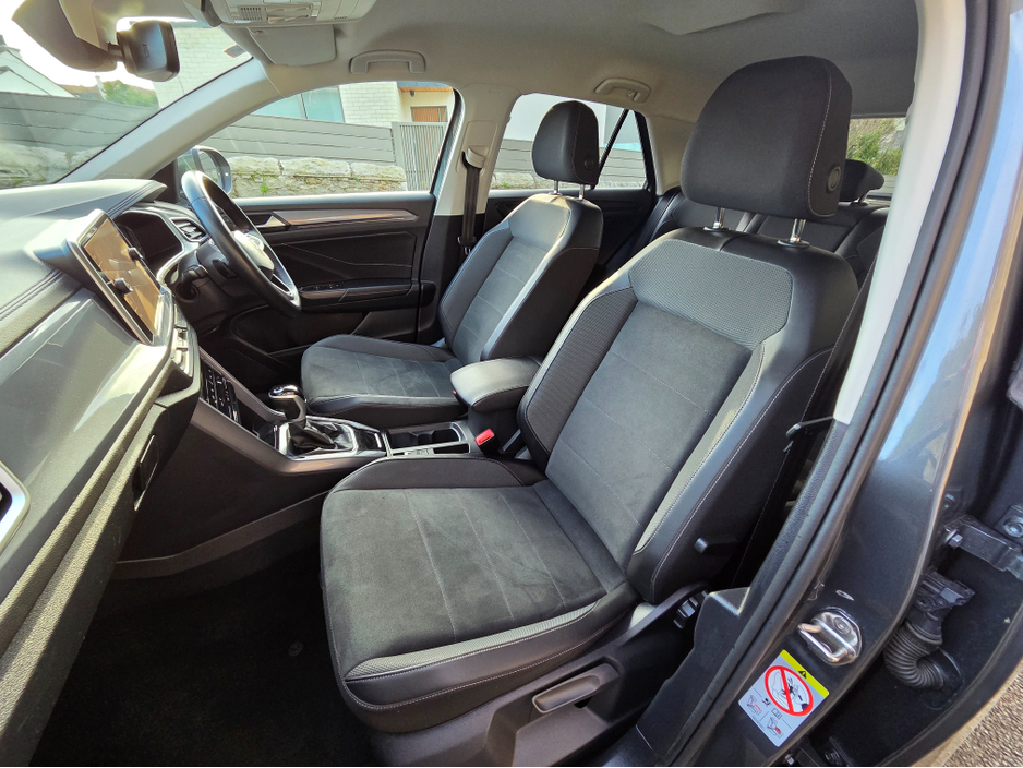 2023 Volkswagen T-Roc - image 12