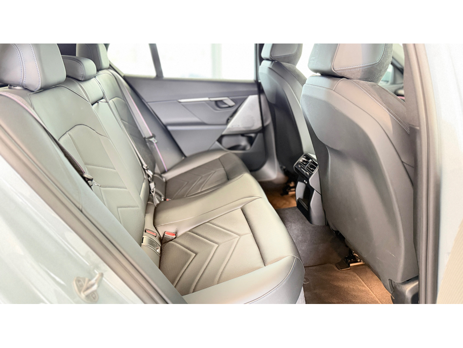 2025 BMW 5 Series - image 7