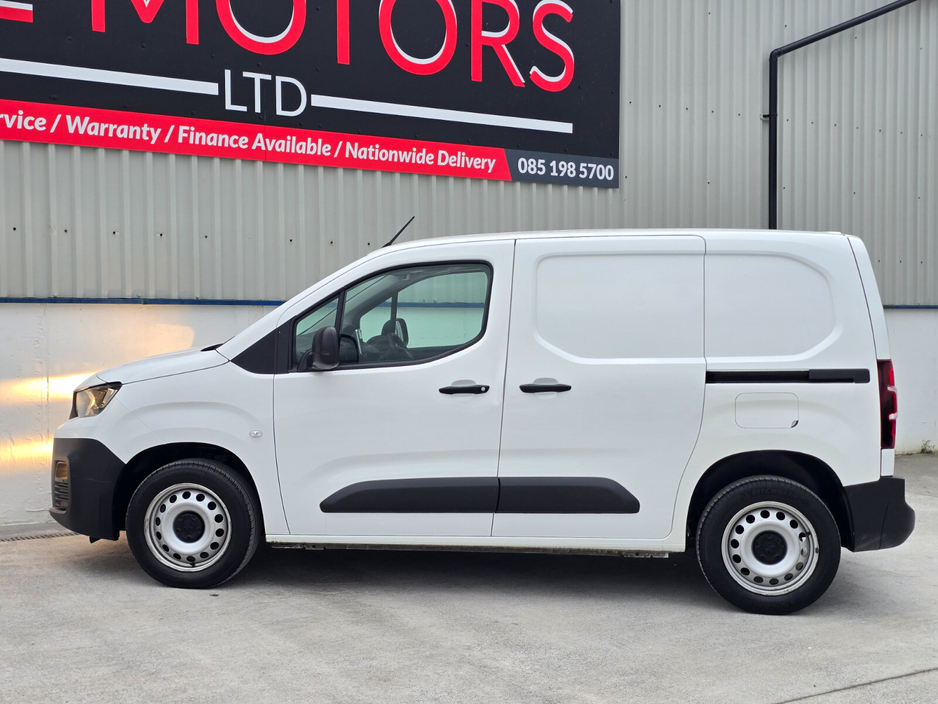 2022 Peugeot Partner - image 11