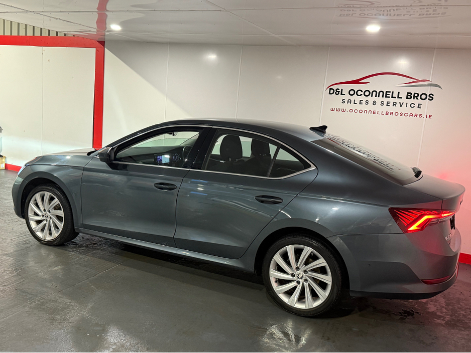 2022 Skoda Octavia - image 8