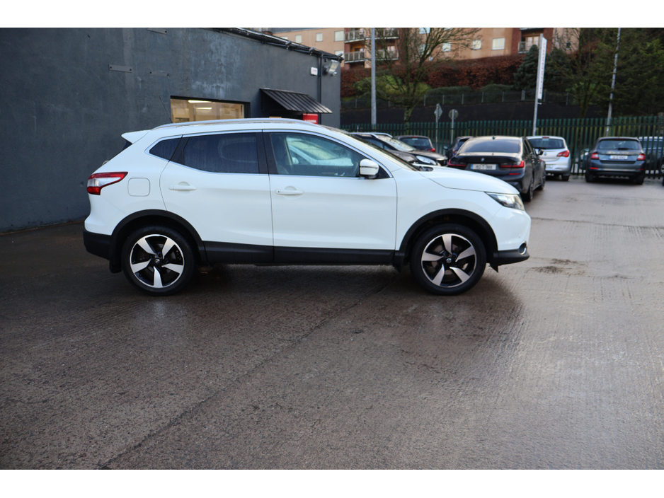 2017 Nissan Qashqai SV PREMIUM  Low Mileage Huge Spec €15,495
