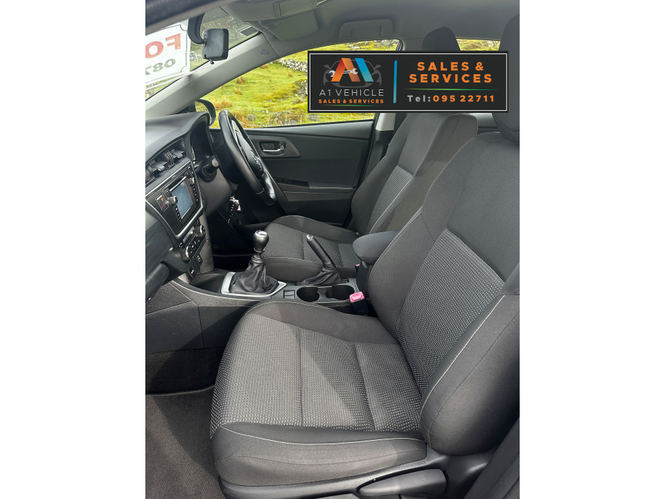 2015 Toyota Auris - image 16