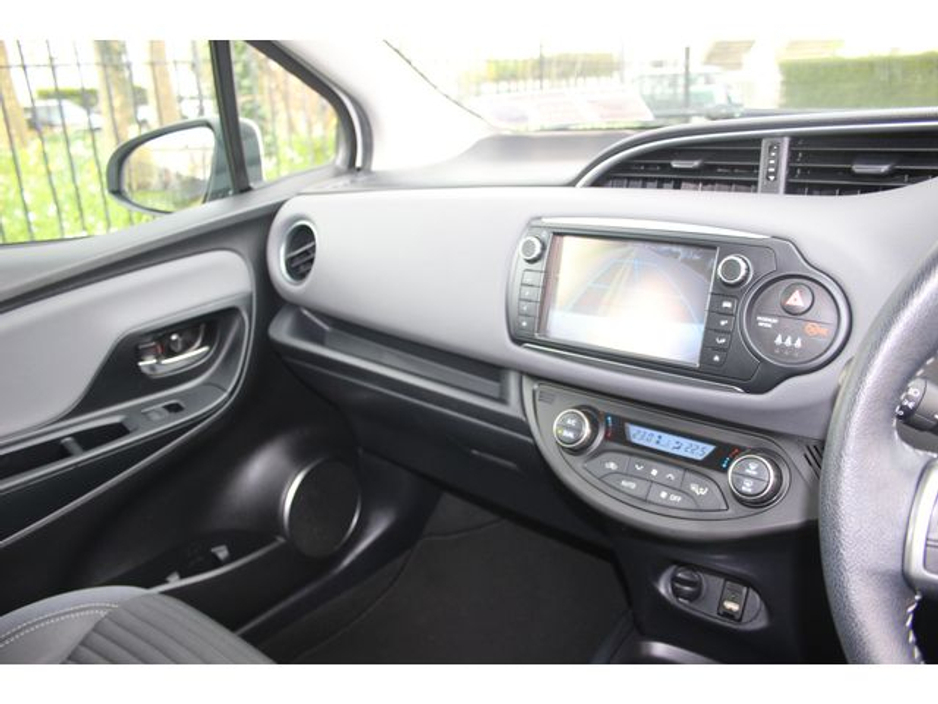 2016 Toyota Yaris - image 15