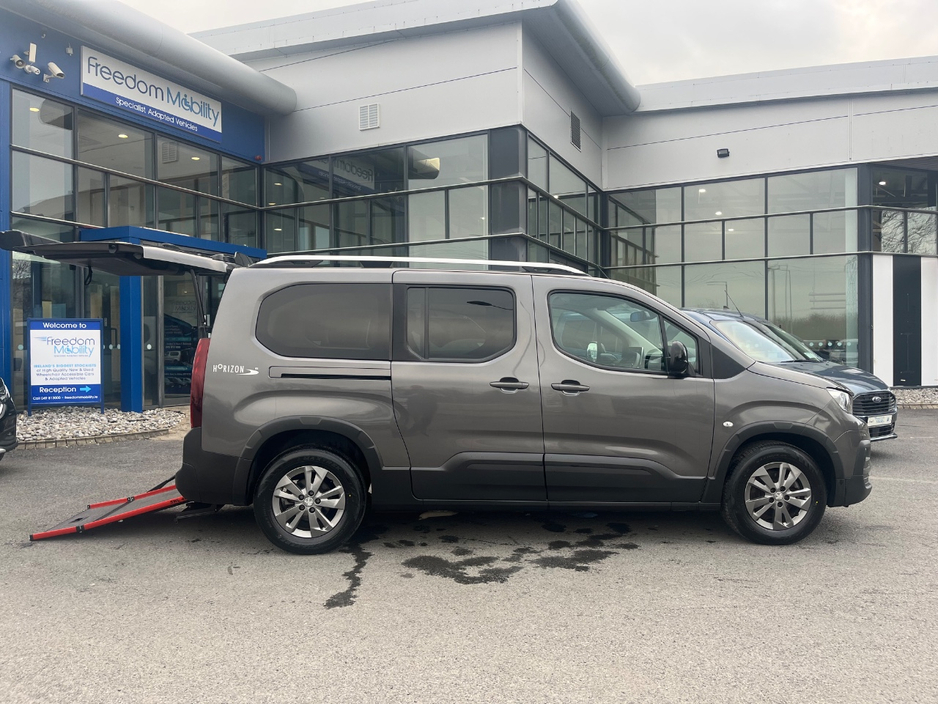 2022 Peugeot Rifter - image 26