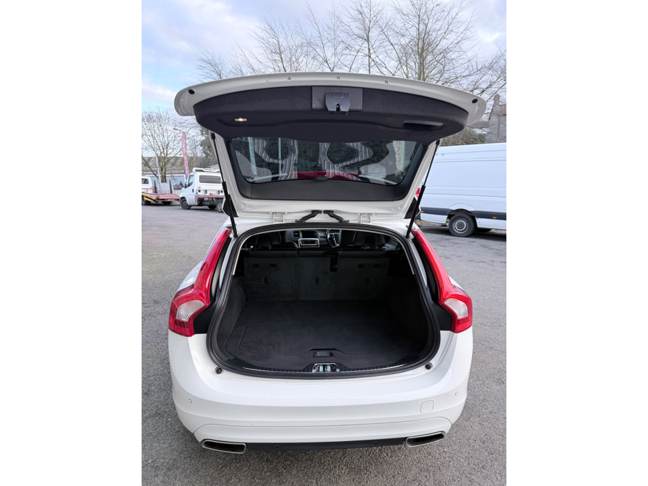 2016 Volvo V60 - image 13