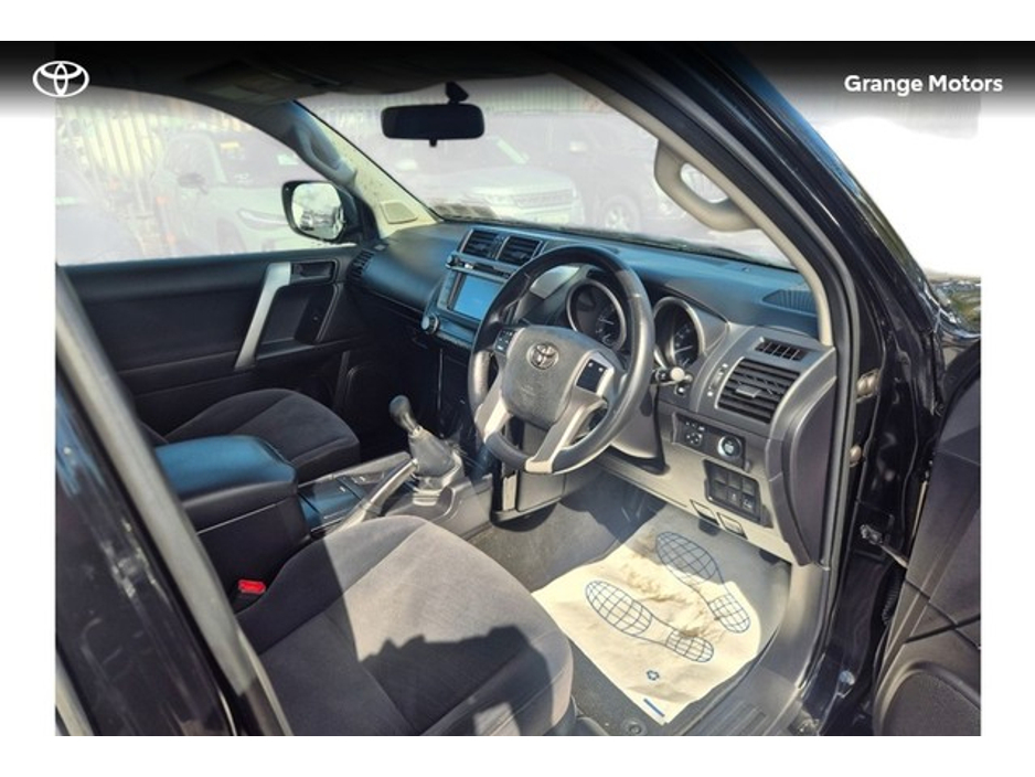 2016 Toyota Landcruiser - image 10