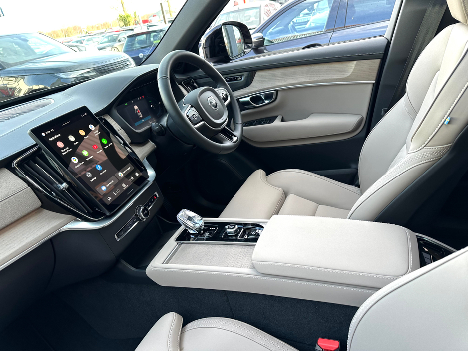 2025 Volvo XC90 - image 9