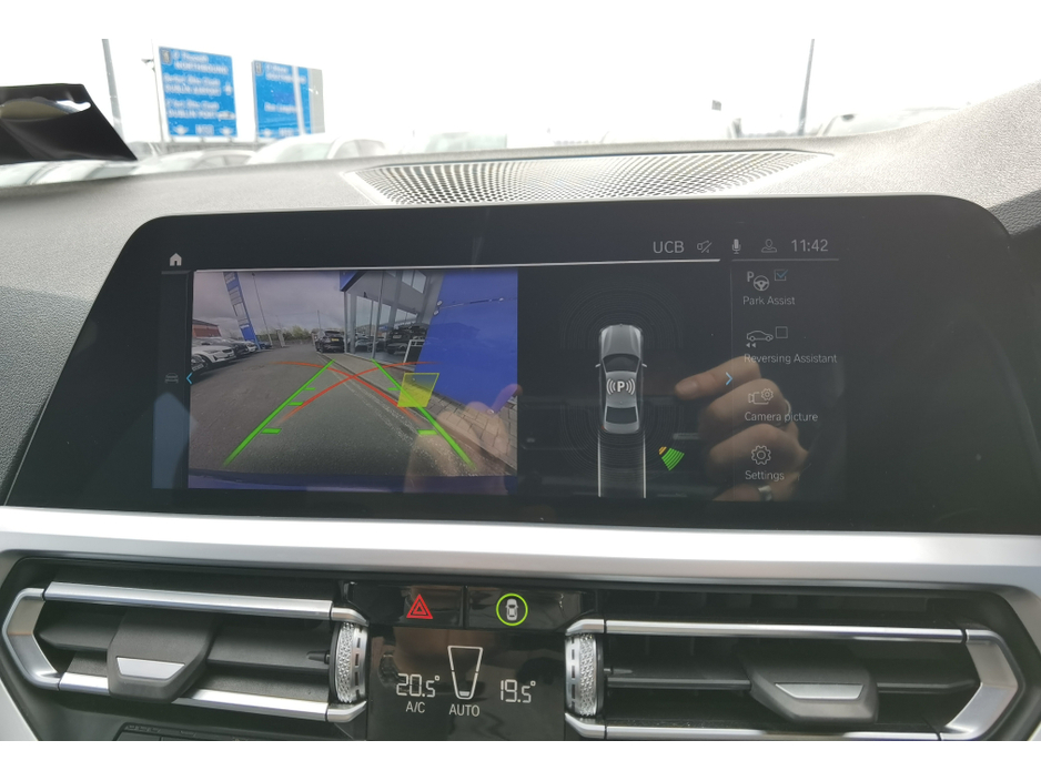 2019 BMW 3 Series - image 19