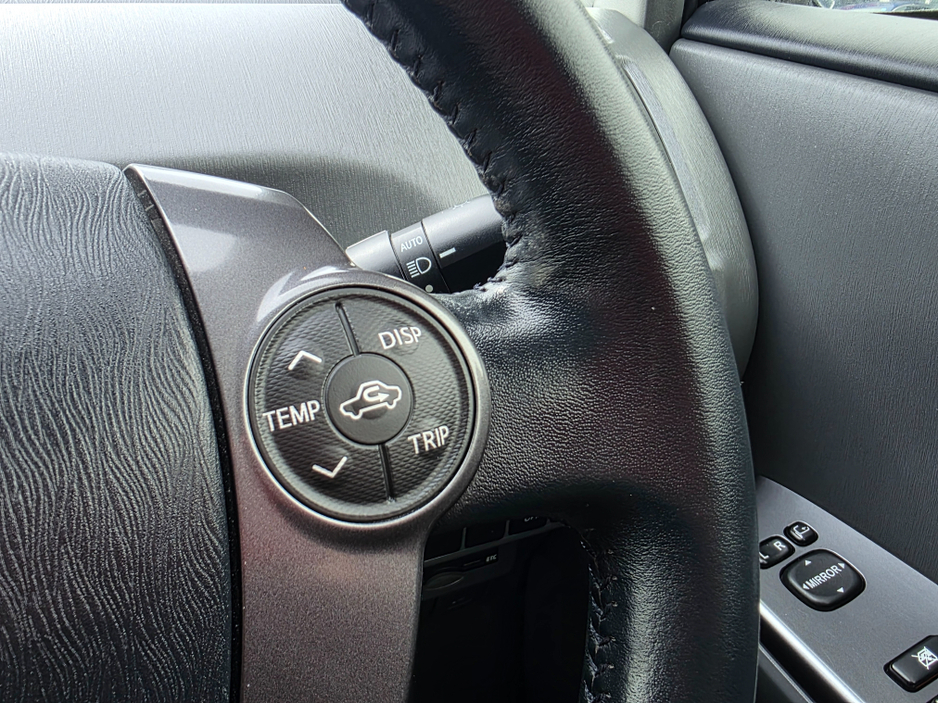 2014 Toyota Prius Alpha - image 14