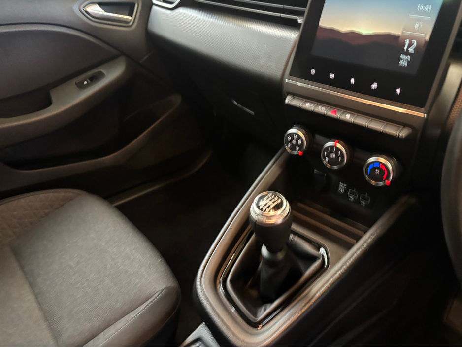 2022 Renault Clio - image 6