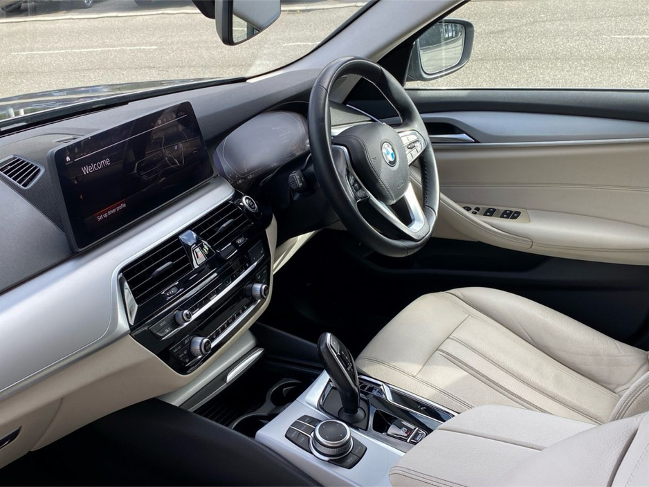 2022 BMW 5 Series - image 7