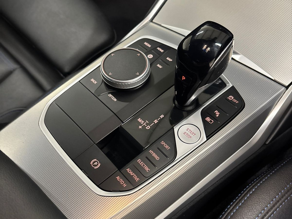 2022 BMW 3 Series - image 10