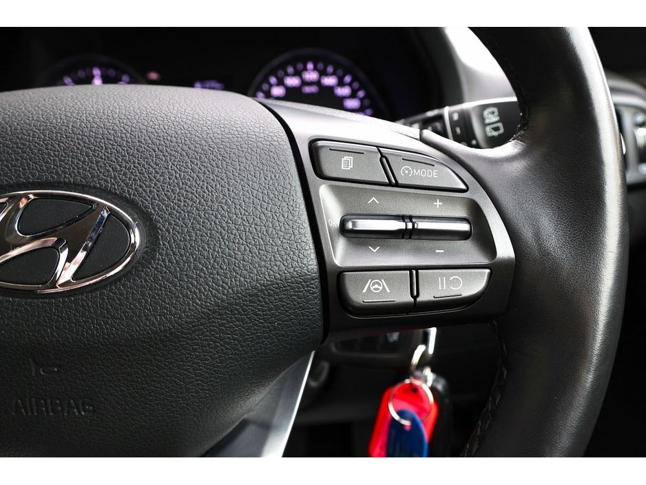 2021 Hyundai i30 - image 12