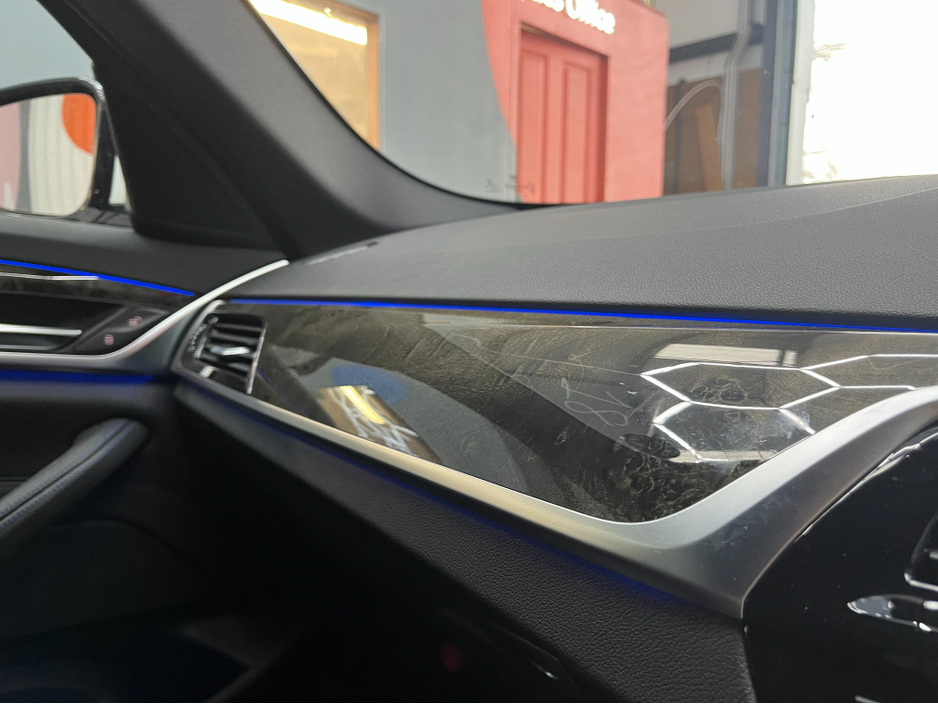 2018 BMW 5 Series - image 22