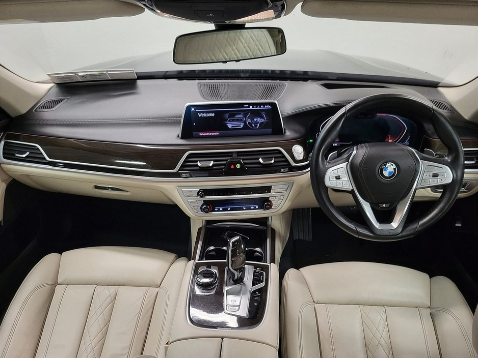 2020 BMW 7 Series - image 4